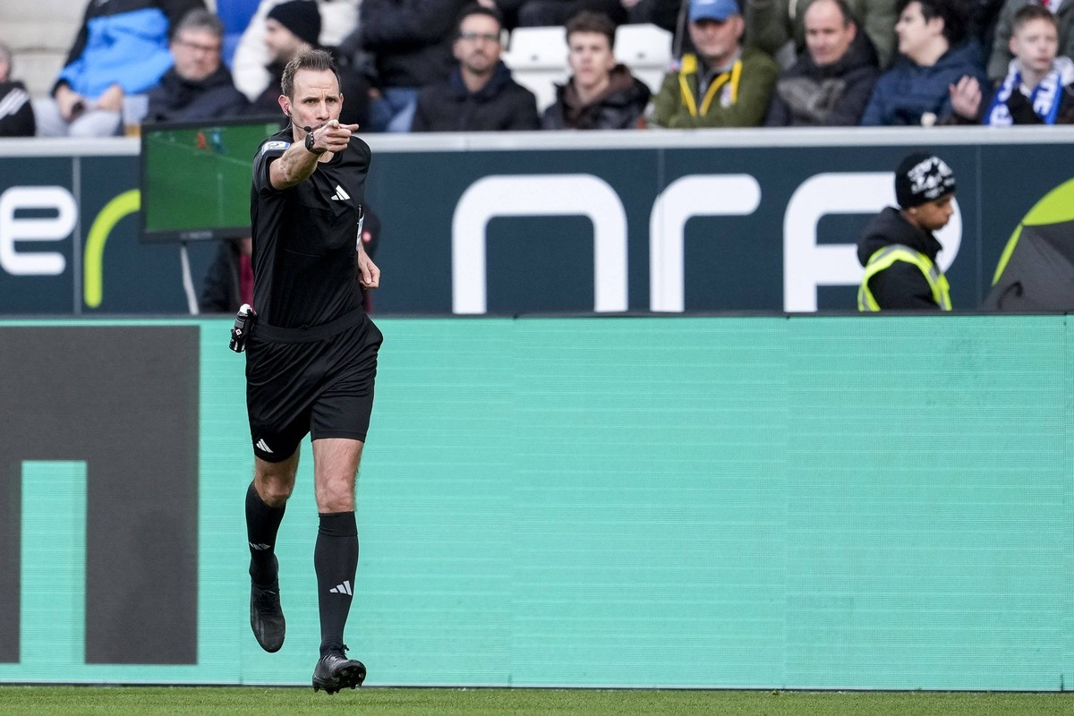 Sascha Stegemann Schiedsrichter entscheidet nach VAR auf Elfmeter, Foulelfmeter, Aktion, Action, Spielszene, 26.01.2025, Sinsheim Deutschland, Fussball, Bundesliga, TSG 1899 Hoffenheim - SG Eintracht  ...