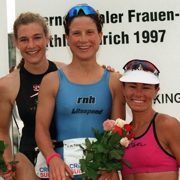 Siegerinnen-Podium des 4. Internationalen Frauentriathlons am 29. Juni 1997 in Zuerich mit (vlnr) der Schweizerin Sibylle Matter (Dritte), der Amerikanerin Martha Soerensen (Gewinnerin) sowie der US-A ...
