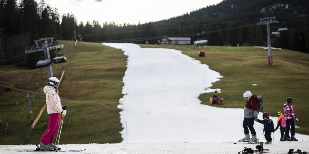 Die Schneekrise verdammt die Betreiber der Skilifte im Zürcher Oberland zum Warten. Schneemangel ist in dieser Jahreszeit zwar nicht Aussergewöhnliches, aber so grün und warm war es in Fischenthal und ...