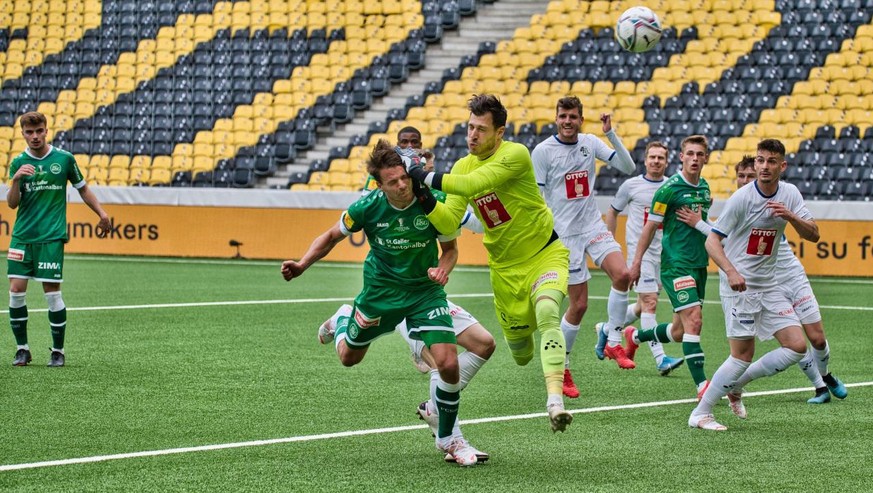 Der Ball ist weg, die Hände sind im Gesicht.