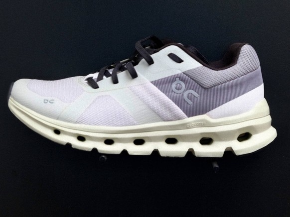 Freiburg, Deutschland, Europa Laufschuh der Marke On - Modell mit CloudTec-Sohle, moderne Sportschuhtechnologie, Schweizer Design, Trendmarke, Fitness, Athleisure, Sport und Lifestyle, atmungsaktiv, D ...