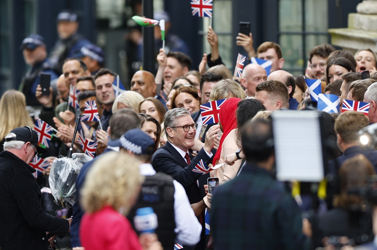 epa11459053 Britain's new Prime Minister Keir Starmer (C) greets wellwishers as he arrives at Downing Street in London, Britain, 05 July 2024. Labour party leader Keir Starmer became the country& ...