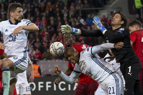 Yann Sommer, Torwart, Note 5: Ein einziges Mal muss er ernsthaft eingreifen und das ziemlich früh im Spiel: Sommer pariert den Schuss von Washington nach sechs Minuten souverän. Danach beteiligt er sich wie immer stark am Aufbauspiel - und muss aus der Ferne zuschauen, wie sich seine Kollegen vor dem anderen Tor schwer tun.