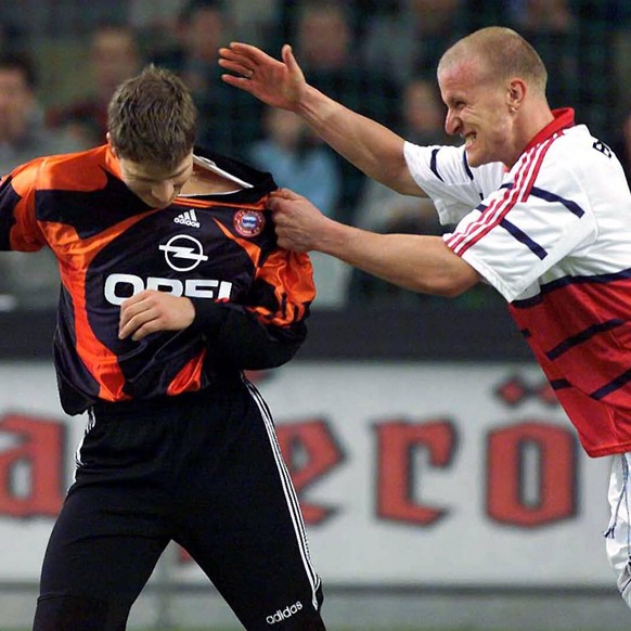 Bildnummer: 00461070 Datum: 16.01.2000 Copyright: imago/WEREK
Carsten Jancker (re.) freut sich mit Torwart Michael Tarnat (beide Bayern); Hallenmasters, Karsten, quer, Torhüter, Keeper, Ersatztorwart, ...