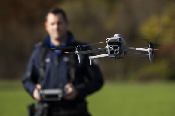 KEYPIX - Der Polizist Marc Grindat demonstriert einen Drohnenflug beim Medientreff &quot;Polizeiarbeit aus der Vogelperspektive&quot;, am Montag, 3. November 2025 beim Ausbildungszentrum Riedbach in B ...