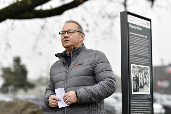 Juerg Stahl, Swiss-Olympic-Praesident vor der Olympiaeiche beim Sportpark Deutweg in Winterthur am Donnerstag, 25. November 2021. Die Stadt Winterthur wuerdigt mit einer Gedenktafel vor der Eiche die  ...