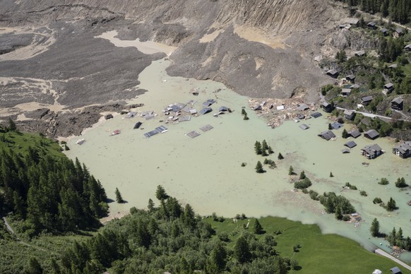 Der Fluss Lonza ist vom Geröll vollständig aufgefüllt worden. Das Wasser staut sich nun in einem entstandenen See auf.