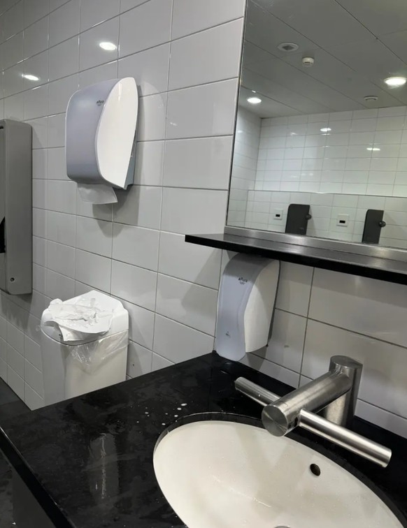 Neuerdings sind in den WC-Anlagen des Flughafens nebst Dyson-Geräten zusätzlich Papierhandtuch-Dispenser installiert.