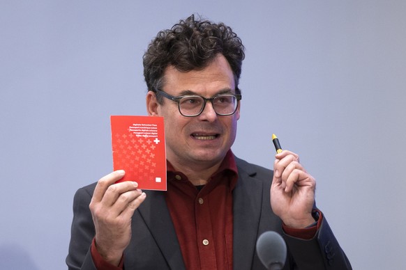 Daniel Graf, Public Beta, Co-Kampagnenleiter, spricht waehrend einer Medienkonferenz des Komitees fuer ein NEIN zum E-ID Gesetz, am Montag, 14. Dezember 2020, in Bern. (KEYSTONE/Peter Klaunzer)