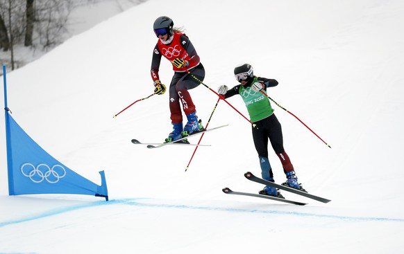 epa09764714 Courtney Hoffos (L) of Canada and Talina Gantenbein (R) of Switzerland in action during Women&#039;s Freestyle Skiing Ski Cross 1/8 final at the Zhangjiakou Genting Snow Park at the Beijin ...