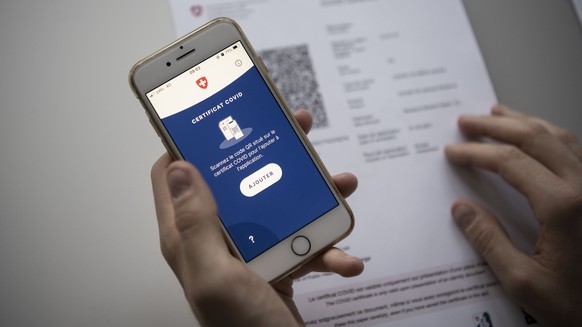 ZUM SCANNEN DES COVID-ZERTIFIKATS MITTELS DER COVID CERTIFICATE APP, STELLEN WIR IHNEN FOLGENDE BILDER ZUR VERFUEGUNG. WEITERE BILDER FINDEN SIE AUF visual.keystone-sda.ch --- Le certificat Covid Suis ...