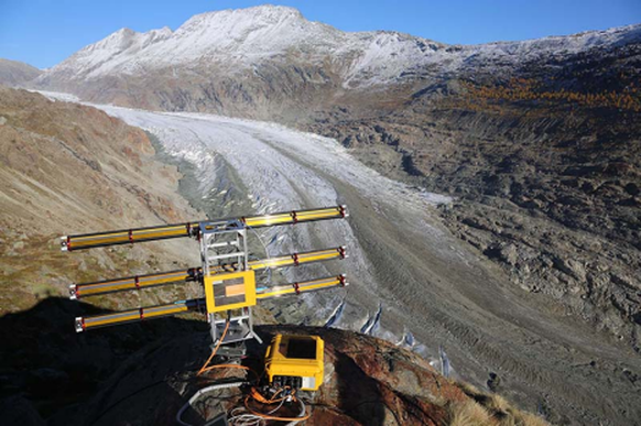 Mit bodengestützten Radar- und Lasermessungen vermassen die Geologen hochauflösend die Veränderungen der Moosfluh oberhalb des Aletschgletschers. (Bild: Andrew Kos / ETH Zürich / Terrasense)