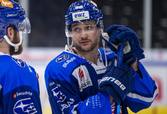 ZSC Lions Verteidiger Maxim Noreau, rechts, und Yannick Weber nach der Niederlage im Eishockey-Meisterschaftsspiel der National League zwischen den ZSC Lions und dem EHC Biel am Samstag, 16. Oktober 2 ...