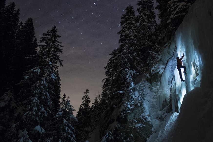 BILDPAKET -- ZUM JAHRESRUECKBLICK 2018 FEATURE, STELLEN WIR IHNEN HEUTE FOLGENDES BILDMATERIAL ZUR VERFUEGUNG -- ALTERNATIVE CROP --- Pierre, Member of Team Arnicare, climbs an Ice Cascade under a sta ...