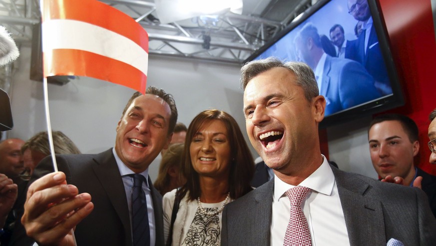Das Grinsen, die Flagge: Norbert Hofer (rechts) zusammen mit Heinz-Christian Strache, ebenfalls FPÖ,&nbsp;im Element.