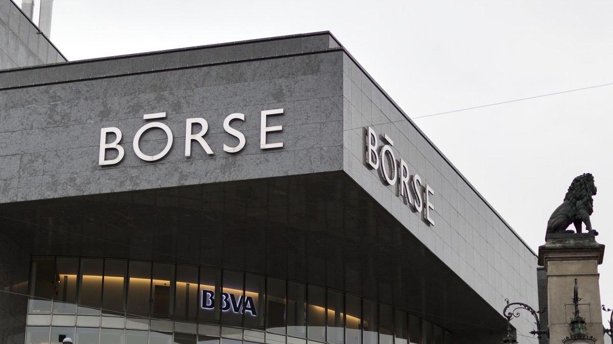 ARCHIV - ZUM VERDREIFACHTEN GEWINN DER SIX STELLEN WIR IHNEN FOLGENDES BILDMATERIAL ZUR VERFUEGUNG - The SIX Swiss Exchange building in Zurich, Switzerland's principal stock exchange, and a lion  ...