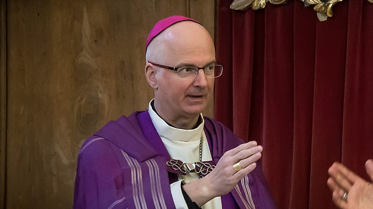 Mgr Charles Morerod, gauche, et l'Eveque de Sion Jean-Marie Lovey, lors de la ceremonie de priere et penitence en faveur des victimes d’Abus sexuels dans le contexte ecclesial a la basilique de V ...