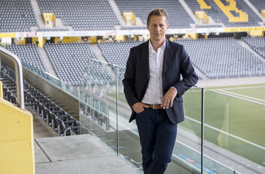 Neuer Sportchef Christoph Spycher posiert fur dem Fotograf nach einer Medienkonferenz von BSC Young Boys am Donnerstag, 22. September 2016 im Stade de Suisse in Bern. Die Young Boys haben als Nachfolg ...