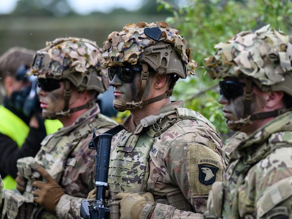 epa10214191 US army soldiers take part in the NATO Brave Warrior 2022 multinational military exercise near Hajmasker, Hungary, 29 September 2022. EPA/TAMAS VASVARI HUNGARY OUT