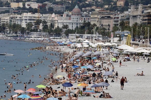 epa12206529 People visit a beach in Nice, southern France, 30 June 2025. Temperatures reached up to 38 degrees Celsius in Nice. EPA/SEBASTIEN NOGIER