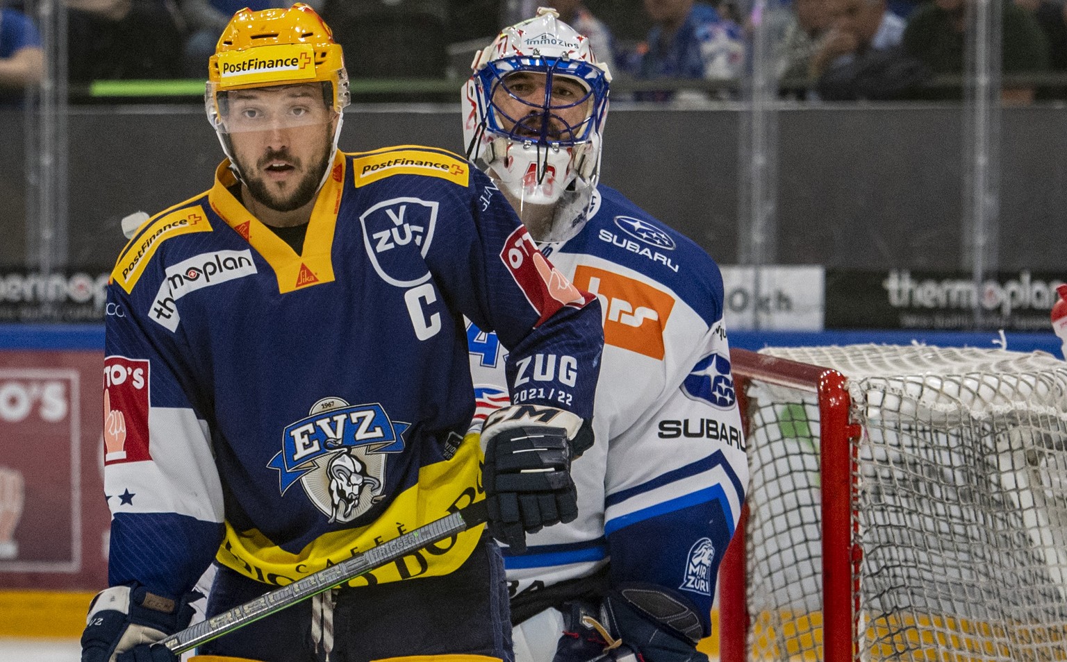 Jan Kovar, links, von Zug im Spiel gegen Torhueter Jakub Kovar, rechts, vom ZSC beim Eishockey Playoff-Finalspiel, Spiel 3, der National League zwischen dem EV Zug und den ZSC Lions am Samstag, 23. Ap ...