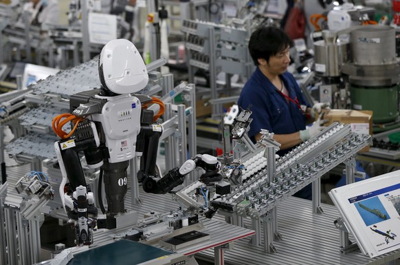 Ein Roboter arbeitet Seite an Seite mit einem Menschen.