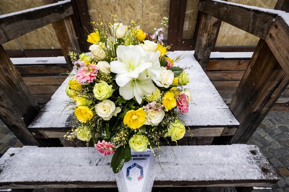 epa12687675 A bouquet of flowers placed by the Italian women ski team to pay tribute to the victims in front of the entrance of the 'Le Constellation' bar after the fire at the bar and loung ...