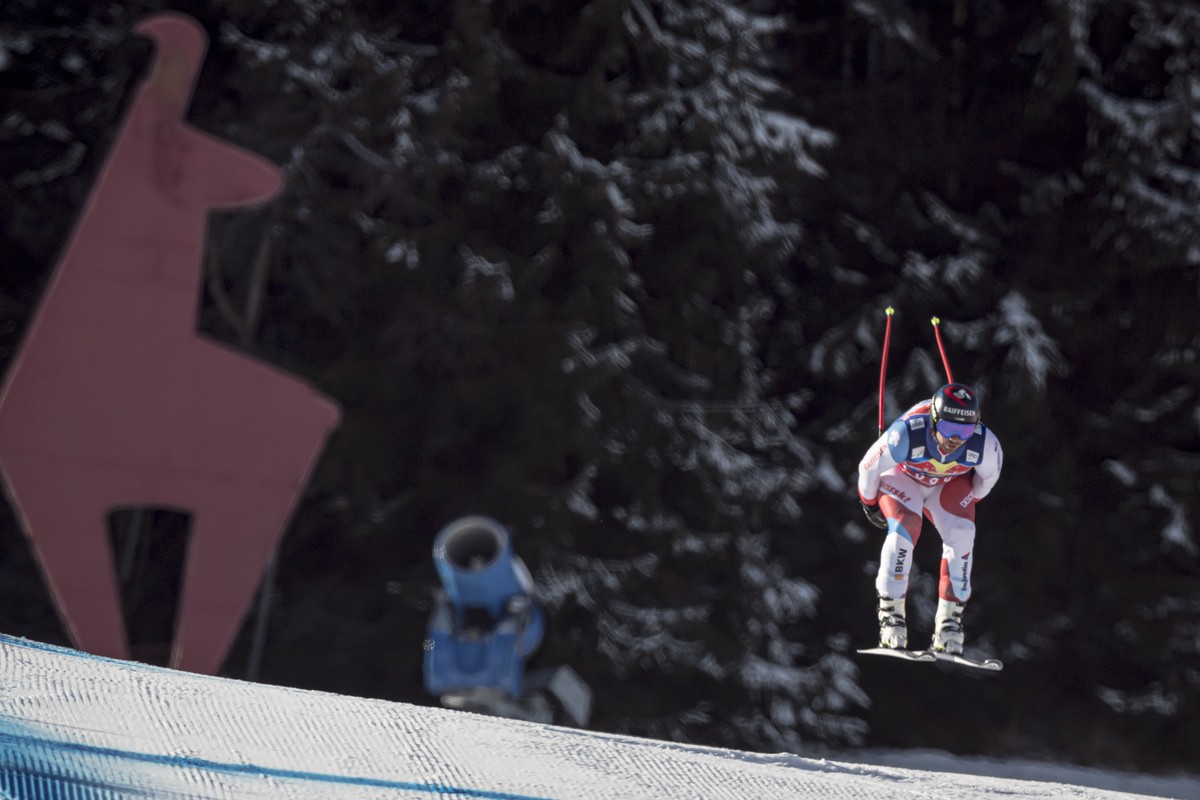 epa08150727 Beat Feuz of Switzerland in action during a training run for the men's Downhill race of the FIS Alpine Skiing World Cup event in Kitzbuehel, Austria, 22 January 2020. EPA/CHRISTIAN BR ...