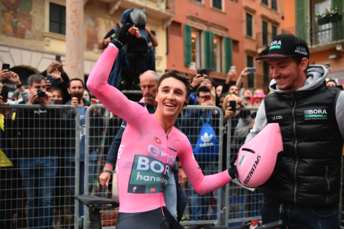 L'Australien Jai Hindley portant le mythique maillot rose.