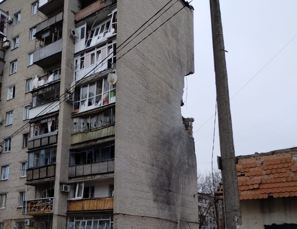 Hier schlug die Rakete ein. Es soll sich dabei um ein Geschoss eines Mehrfachraketenwerfers gehandelt haben.