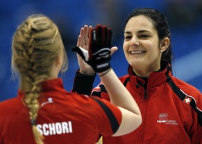 Binia Feltscher (r.) freut sich mit&nbsp;Irene Schori.