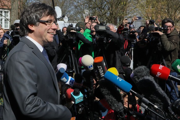 epa06649772 Former Catalan leader Carles Puigdemont talks to media as he leaves the &#039;Justizvollzugsanstalt (JVA) Neumuenster&#039; prison in Neumuenster, Germany, 06 April 2018. The Schleswig-Hol ...