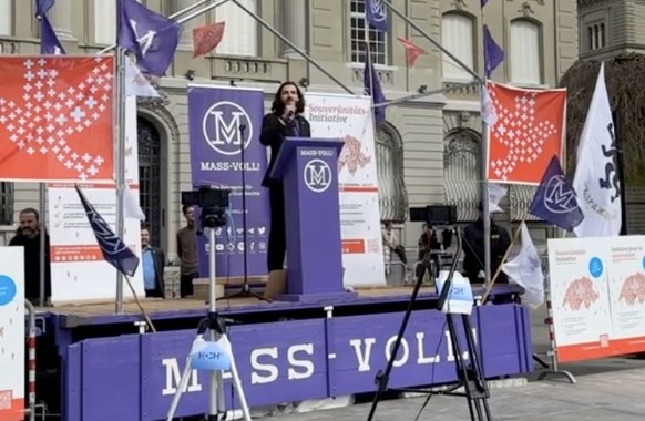 Mass-Voll-Chef Nicolas Rimoldi am Rednerpult.