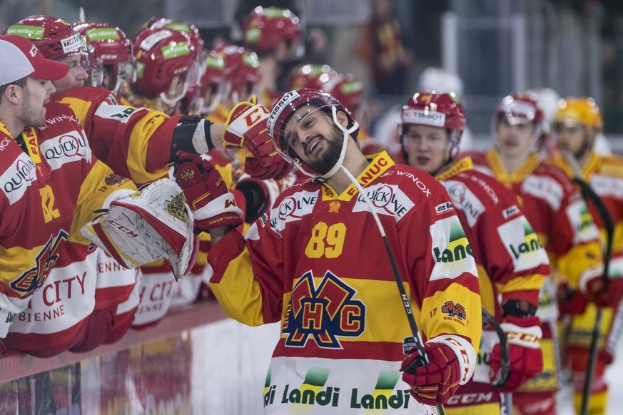 CAPTION CORRECTION CORRECTS BIEL&#039;S PLAYER&#039;S NAME --- Biels Dominik Diem, Mitte, laesst sich von der Bank fuer sein Tor zum 2:0 feiern, im Eishockey-Meisterschaftsspiel der National League zw ...