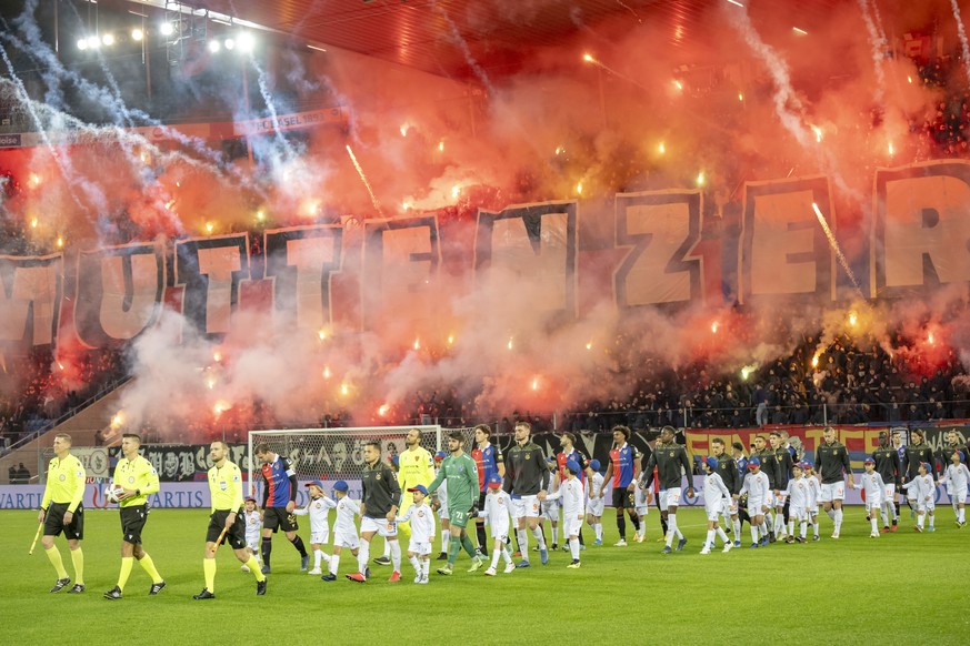 Die Fans aus der Muttenzer Kurve begruessen die Mannschaften mit einem Feuerwerk vor dem Fussball Meisterschaftsspiel der Regular Season der Super League zwischen dem FC Basel 1893 und dem Grasshopper ...