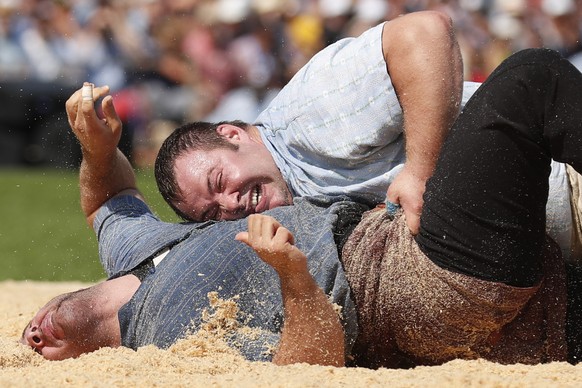 Domenic Schneider, oben, schwingt gegen Remo Vogel im 3. Gang am Eidgenoessischen Schwing- und Aelplerfest (ESAF) in Zug, am Samstag, 24. August 2019. (KEYSTONE/Alexandra Wey)