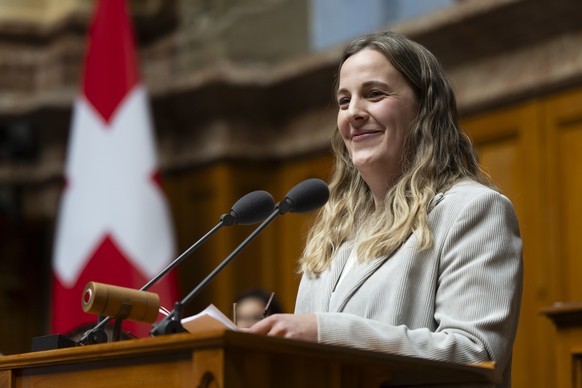 Die juengste gewaehlte Nationalraetin Katja Riem, SVP-BE, spricht waehrend der ersten Sitzung zu Beginn der 52. Legislatur am ersten Tag der Wintersession der Eidgenoessischen Raete, am Montag, 4. Dez ...