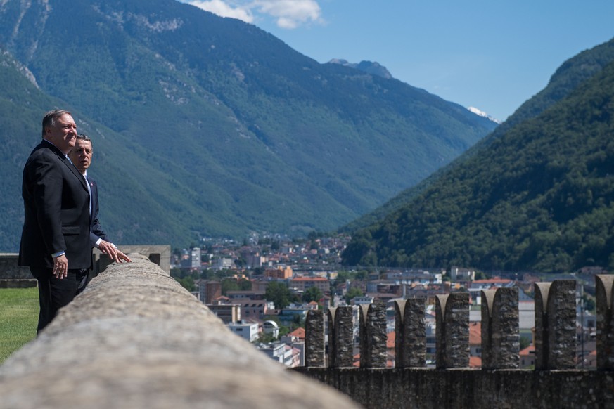 U.S. Secretary of State Mike Pompeo, left, with Swiss foreign minister Ignazio Cassis, right, during Pompeo&#039;s visit to Switzerland, on Sunday, 2 June 2019, at the CastelGrande in Bellinzona. (KEY ...