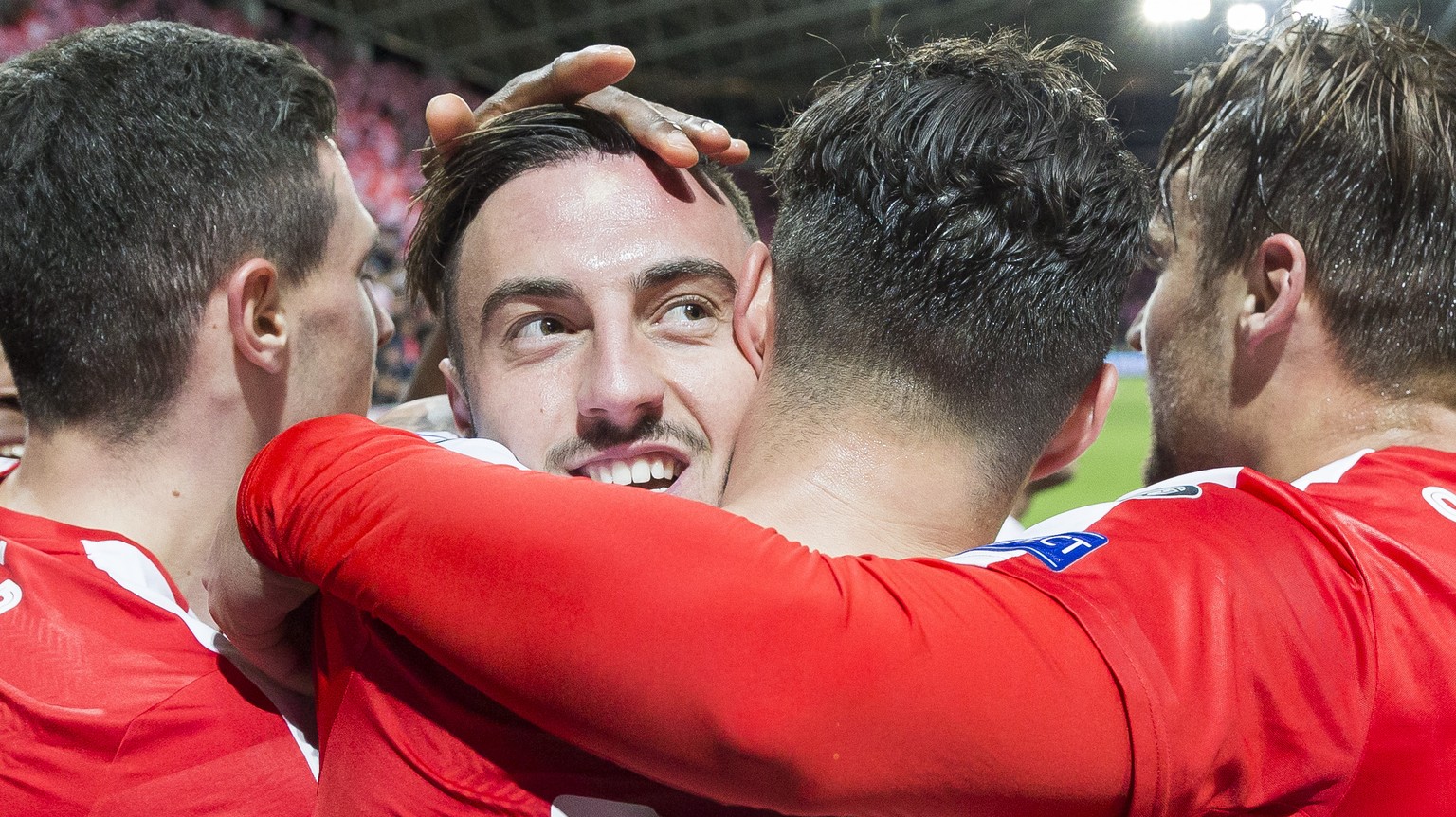 ARCHIVBILD ZUR VERLETZUNG UND DEM FRUEHZEITIGEN SAISONENDE VON JOSIP DRMIC, AM MITTWOCH, 26. APRIL 2017 - Swiss forward Josip Drmic, center, celebrates his goal after scored the 1:0 during the 2018 Fi ...