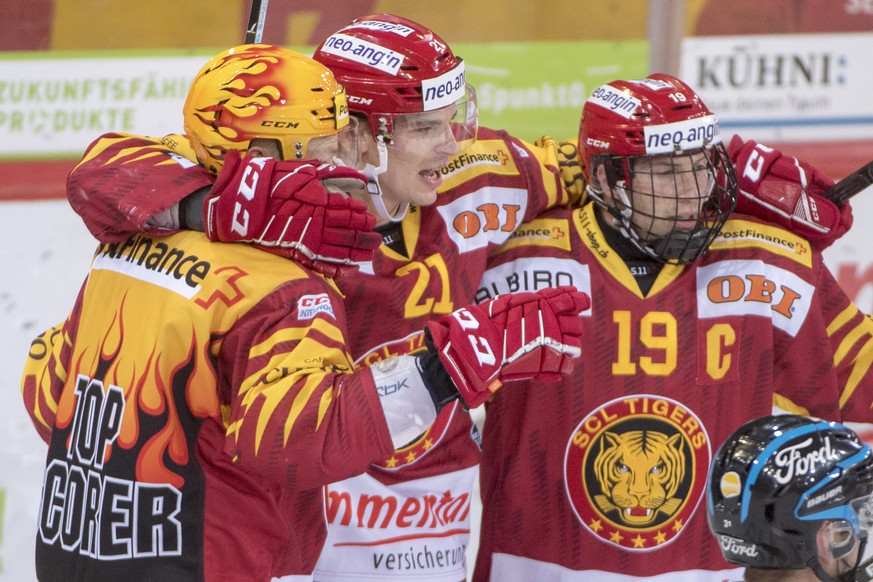 Tigers Harry Pesonen, Raphael Kuonen, Torschuetze, und Pascal Berger, von links, jubeln zum 1:0waehrend dem Meisterschaftsspiel der National League, zwischen den SCL Tigers und dem SC Bern am Samstag  ...