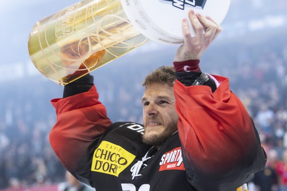 Berns Goalie Leonardo Genoni jubelt mit dem Meisterpokal, nach dem fuenften Playoff-Finalspiel der National League zwischen dem SC Bern und dem EV Zug, am Samstag, 20. April 2019, in der Postfinance A ...