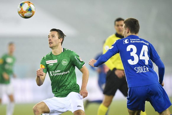 St. Gallens Lukas Goertler, links, gegen Luzerns Silvan Sidler, beim Fussball Super-League Spiel zwischen dem FC Luzern und dem FC St. Gallen, am Sonntag, 1. Dezember 2019, in der Swissporarena in Luz ...