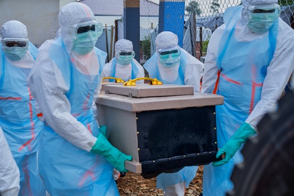 epaselect epa13127207 Staff lift a coffin into a vehicle at the Ebola treatment center of the General Hospital in Bunia, Ituri province, Democratic Republic of Congo, 22 July 2026. According to the Wo ...