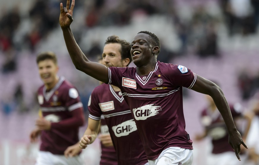 Le joueur genevois Denis Zakaria celebre le premier but avec ses coequipiers lors de la rencontre de football du Championnat Suisse de Challenge League entre le Servette FC et le FC Schaffhausen, ce v ...