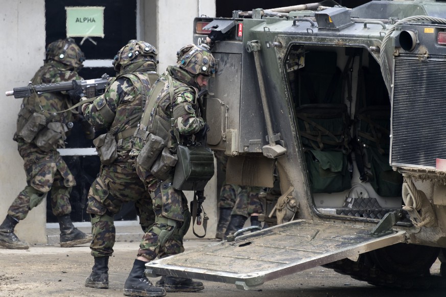 Gefechtsuebung des Panzerbataillons 14 am Medientag der RUAG und der Schweizer Armee im Gefechtsausbildungszentrum (GAZ) in Bure, am Mittwoch, 26. April 2017. (KEYSTONE/Georgios Kefalas)