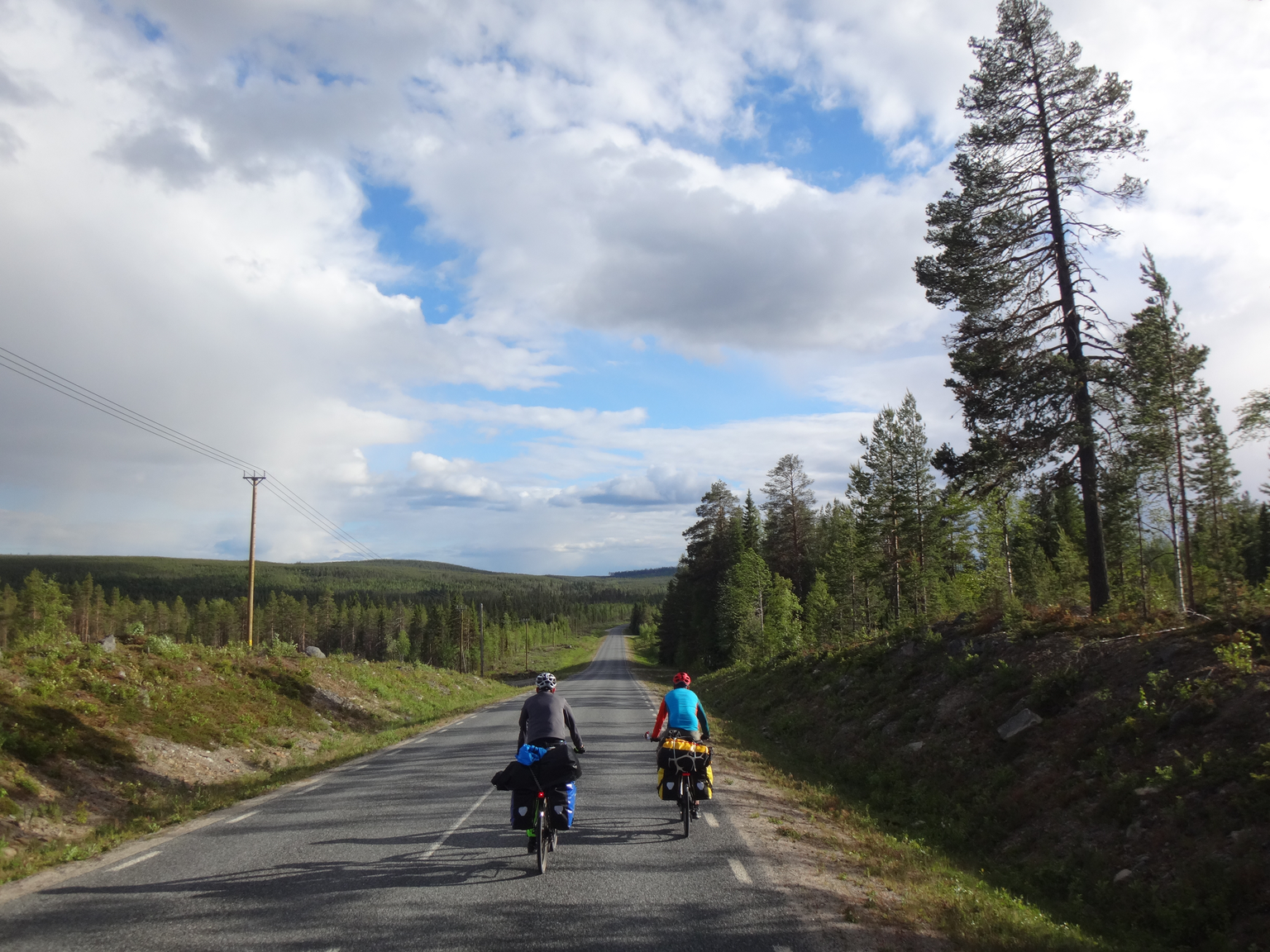 Bild 03
Schweden, in der Nähe von Lychsele (05.06.2018):
Dieses Landschaftsbild begleitete uns für lange Zeit in Schweden. Diese endlos scheinende Strasse durch die skandinavische Waldlandschaft ist e ...