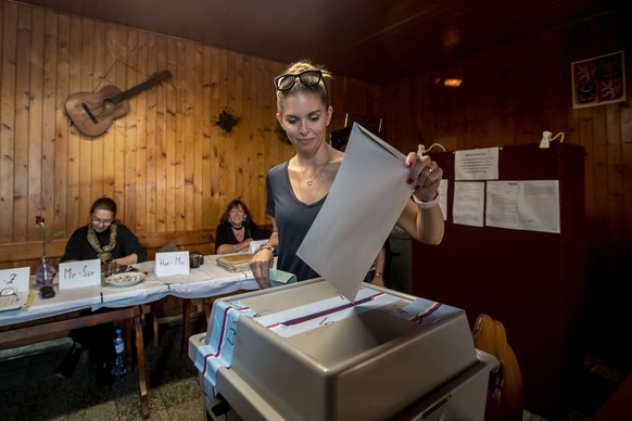 epa07599322 A woman casts her vote at a polling station set up in a pub during the European elections in Prague, Czech Republic, 25 May 2019. The European Parliament election is held by member countri ...