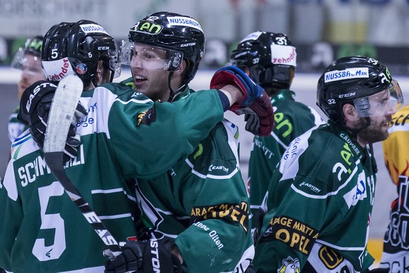 Oltens Cedric Schneuwly, Mitte, und seine Mitspieler freuen sich ueber den Sieg, im fuenften Playoff-Halbfinalspiel der National League B zwischen dem EHC Olten und dem HC Ajoie, am Sonntag, 13. Maerz ...