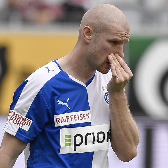 ARCHIV --- ZUM WECHSEL VON PHILIPPE SENDEROS ZU DEN GLASGOW RANGERS STELLEN WIR IHNEN FOLGENDES BILD ZUR VERFUEGUNG --- Zuerichs Philippe Senderos ist enttaeuscht im Fussball Meisterschaftsspiel der S ...