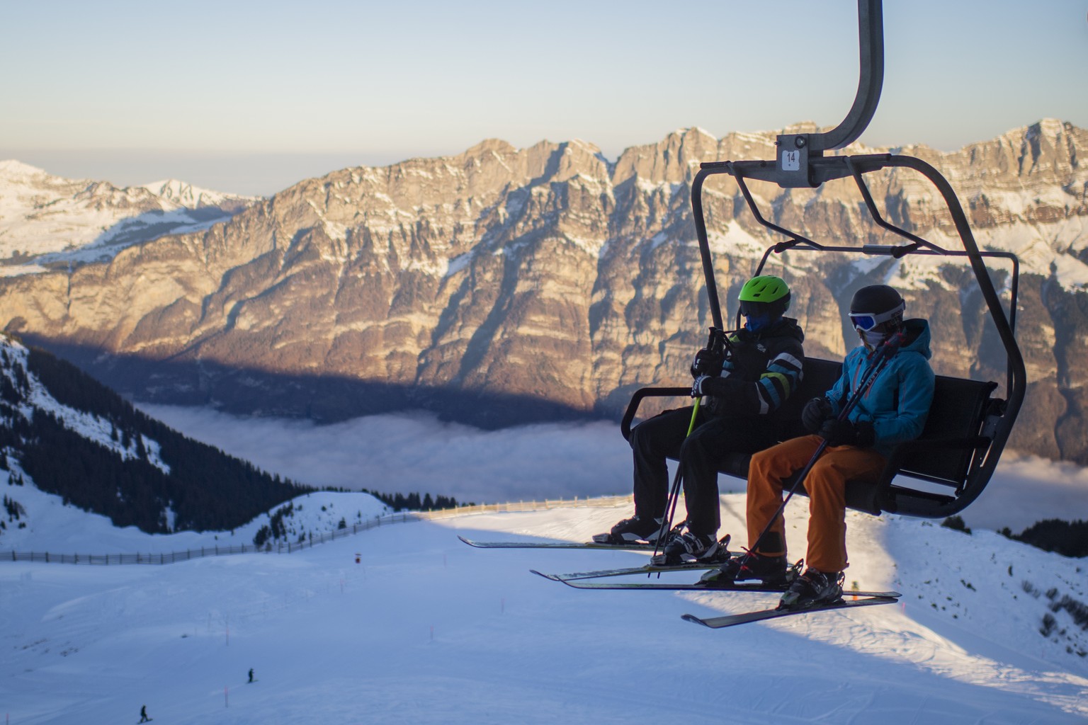 Wintersportler mit Schutzmasken im Sessellift, aufgenommen am Donnerstag, 17. Dezember 2020, im Skigebiet Flumserberg, in Flums. Die St. Galler Regierung hat angekuendigt, den Skigebieten im Kanton ab ...